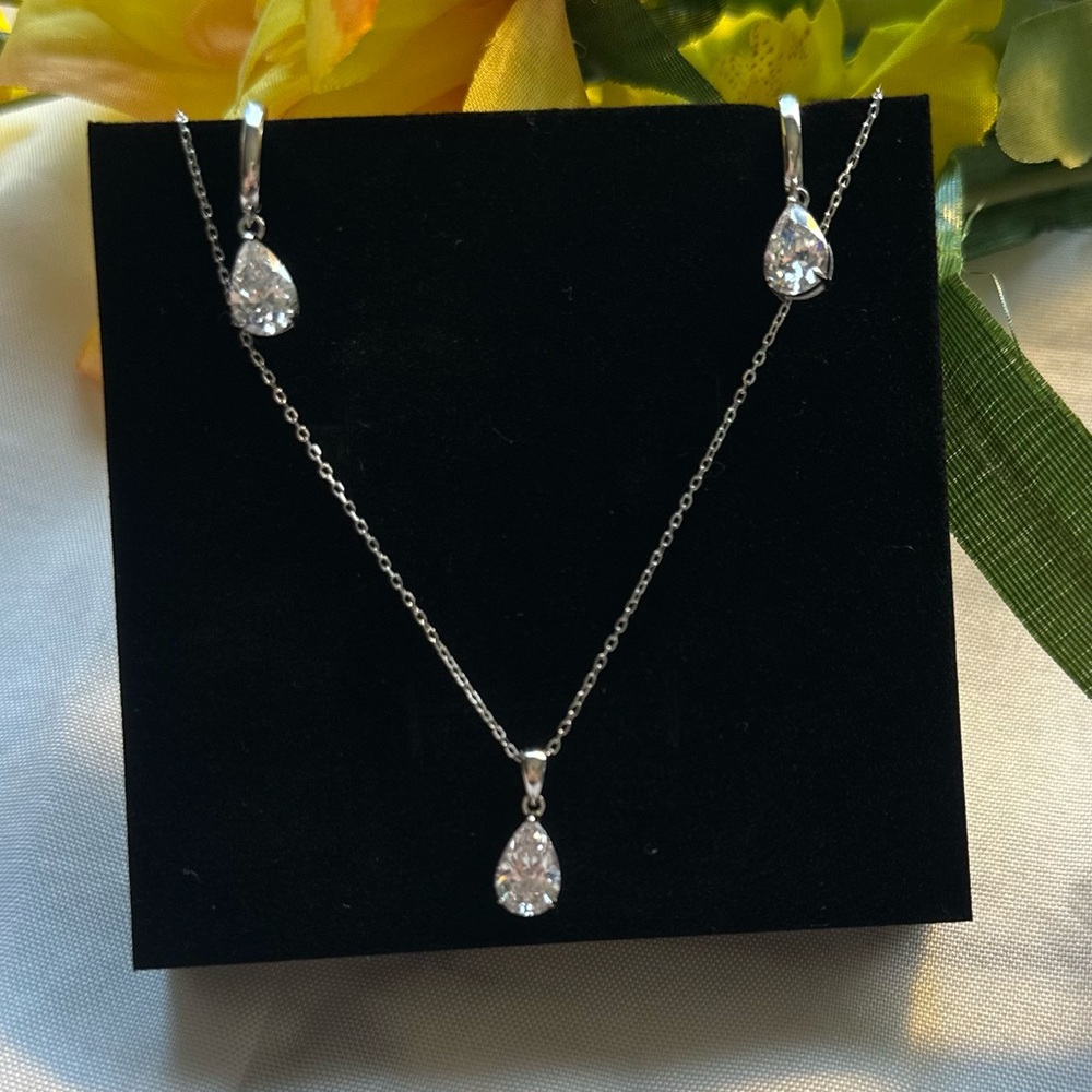 Stunning Silver Teardrop Necklace Set
